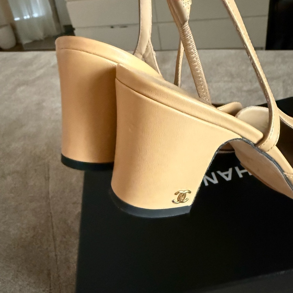 CHANEL Two-Tone Beige and Black Slingbacks 38.5 Excellent Condition - Picture 7 of 7